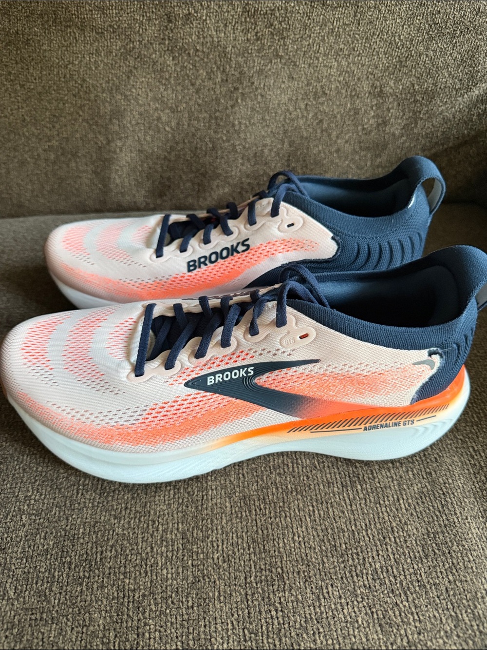 Brooks Adrenaline GTS 25 (NEW) - Picture 2 of 5